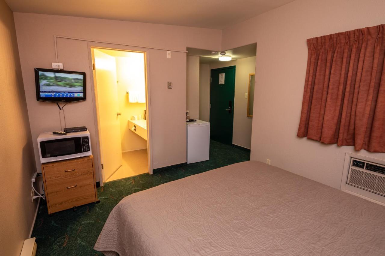 Keystone Motor Inn Brandon Bagian luar foto